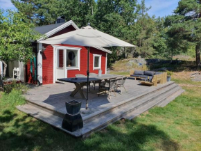 Cosy cottage with small boat 200m from the sea in Djurö